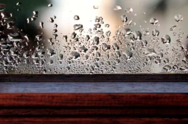 Конденсация паров на стеклах происходит, когда относительная влажность в помещении превышает 60% при разнице температуры внутри и снаружи 20 °